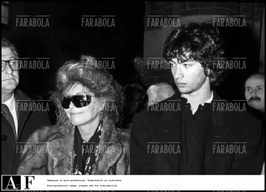 Alida Chelli con il figlio Simone ai funerali di Walter Chiari, 1991 - Farabola Immagine digitale