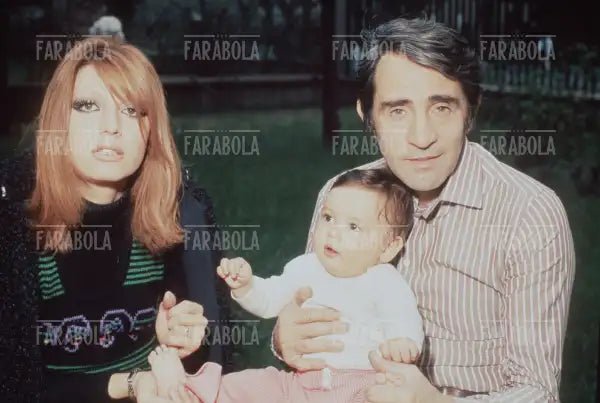 Alida Chelli, Walter Chiari e il figlio Simone, Milano, 1971 - Farabola Immagine digitale