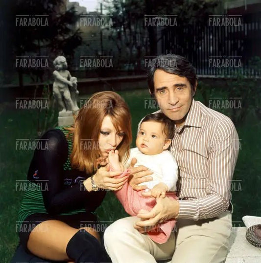 Alida Chelli, Walter Chiari e il figlio Simone, Milano, 1971 - Farabola Immagine digitale