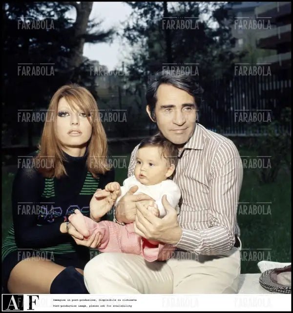 Alida Chelli, Walter Chiari e il figlio Simone, Milano, 1971 - Farabola Immagine digitale
