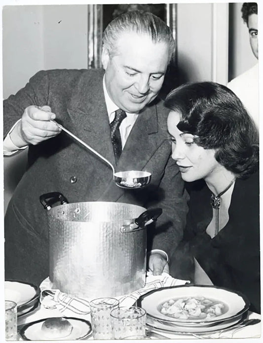 Alida Valli mangia i tortellini anni 40 Ft 37254 - Stampa 24x18 cm - Farabola Stampa ai sali d'argento