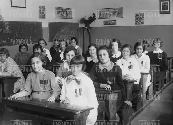 Alunni con medaglia nelle scuole, Roma, 1933 - Farabola Immagine digitale