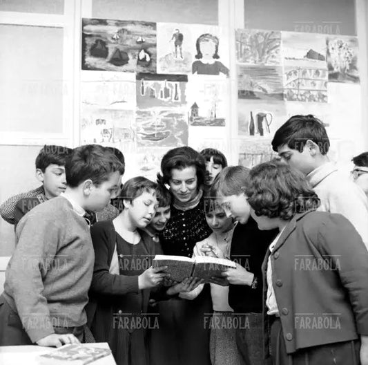 Alunni della scuola media con la maestra, Binasco, 1967 - Farabola Immagine digitale
