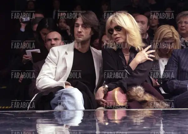 Amanda Lear con il compagno Manuel, sfilata di Gai Mattiolo, Milano, 2004 - Farabola Immagine digitale