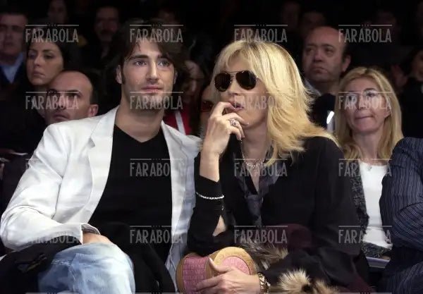 Amanda Lear con il compagno Manuel, sfilata di Gai Mattiolo, Milano, 2004 - Farabola Immagine digitale