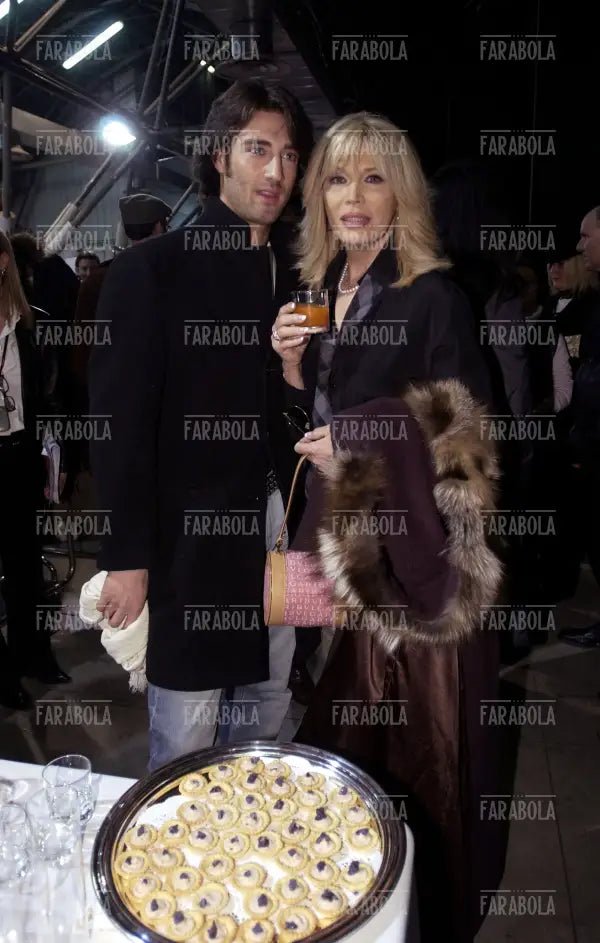 Amanda Lear con il compagno Manuel, sfilata di Gai Mattiolo, Milano, 2004 - Farabola Immagine digitale