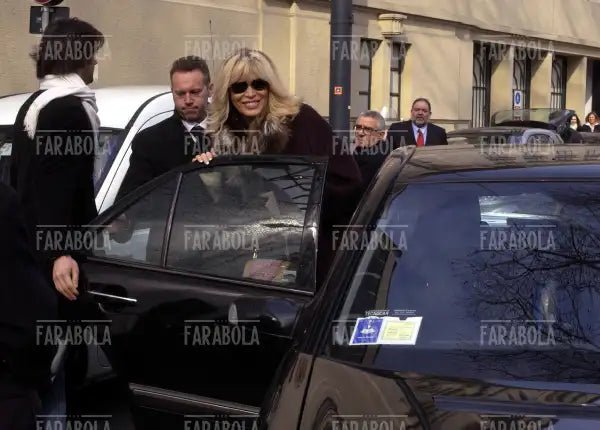Amanda Lear con il compagno Manuel, sfilata di Gai Mattiolo, Milano, 2004 - Farabola Immagine digitale