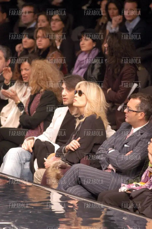 Amanda Lear con il compagno Manuel, sfilata di Gai Mattiolo, Milano, 2004 - Farabola Immagine digitale