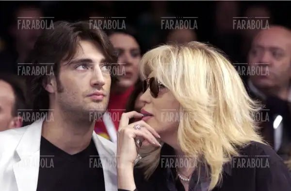 Amanda Lear con il compagno Manuel, sfilata di Gai Mattiolo, Milano, 2004 - Farabola Immagine digitale