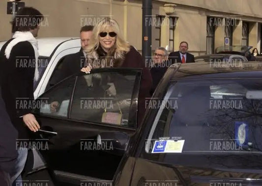 Amanda Lear con il compagno Manuel, sfilata di Gai Mattiolo, Milano, 2004 - Farabola Immagine digitale