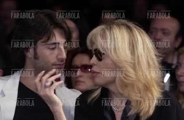 Amanda Lear con il compagno Manuel, sfilata di Gai Mattiolo, Milano, 2004 - Farabola Immagine digitale