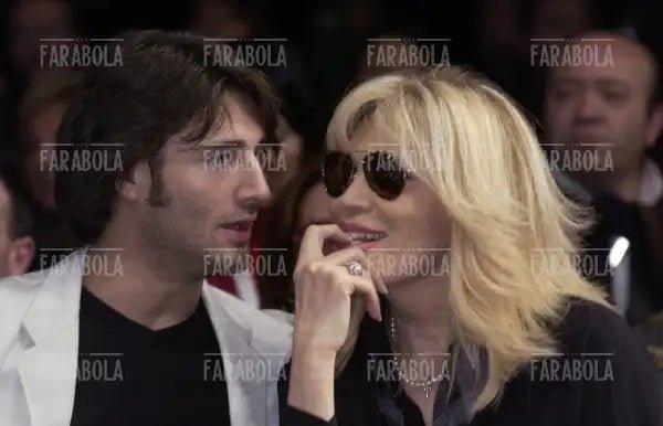 Amanda Lear con il compagno Manuel, sfilata di Gai Mattiolo, Milano, 2004 - Farabola Immagine digitale
