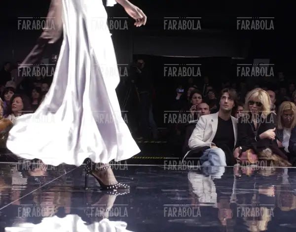 Amanda Lear con il compagno Manuel, sfilata di Gai Mattiolo, Milano, 2004 - Farabola Immagine digitale