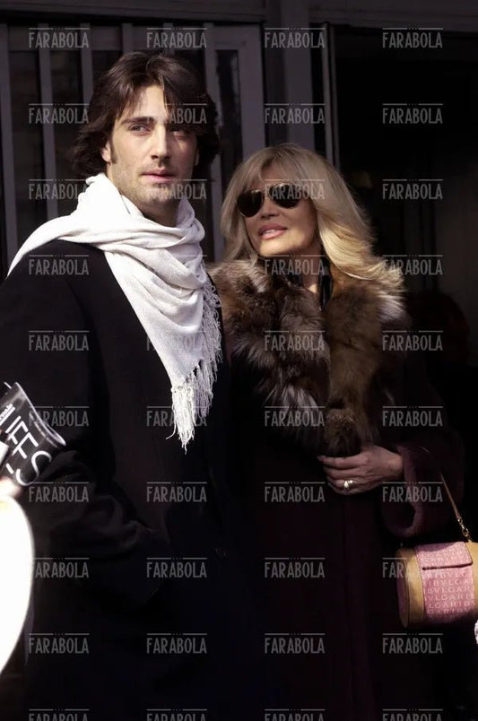 Amanda Lear con il compagno Manuel, sfilata di Gai Mattiolo, Milano, 2004 - Farabola Immagine digitale