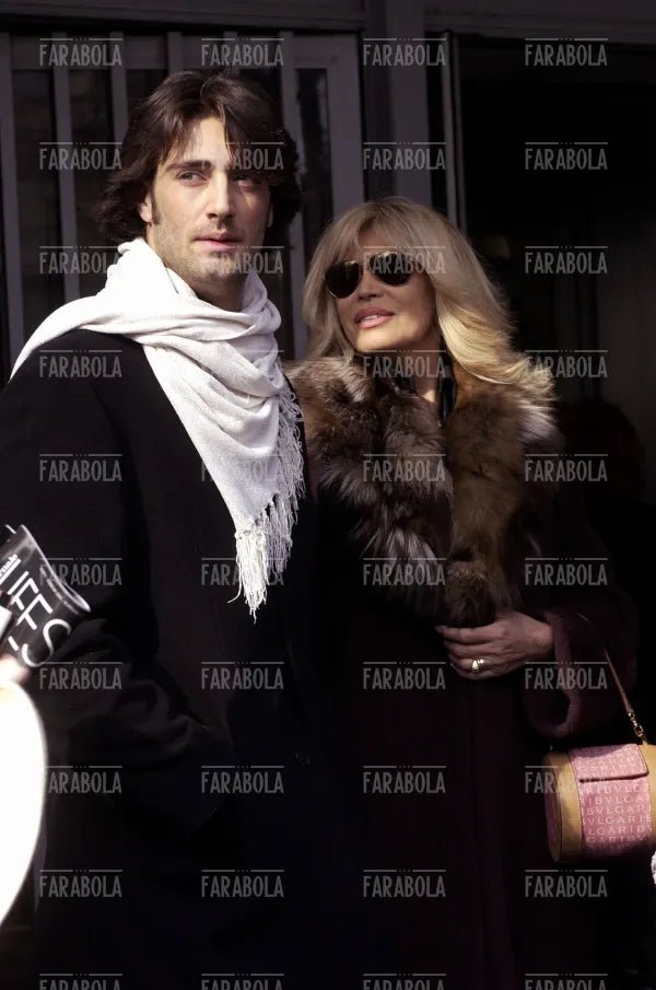 Amanda Lear con il compagno Manuel, sfilata di Gai Mattiolo, Milano, 2004 - Farabola Immagine digitale