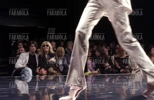 Amanda Lear con il compagno Manuel, sfilata di Gai Mattiolo, Milano, 2004 - Farabola Immagine digitale