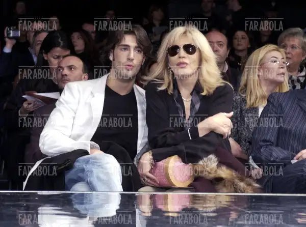 Amanda Lear con il compagno Manuel, sfilata di Gai Mattiolo, Milano, 2004 - Farabola Immagine digitale