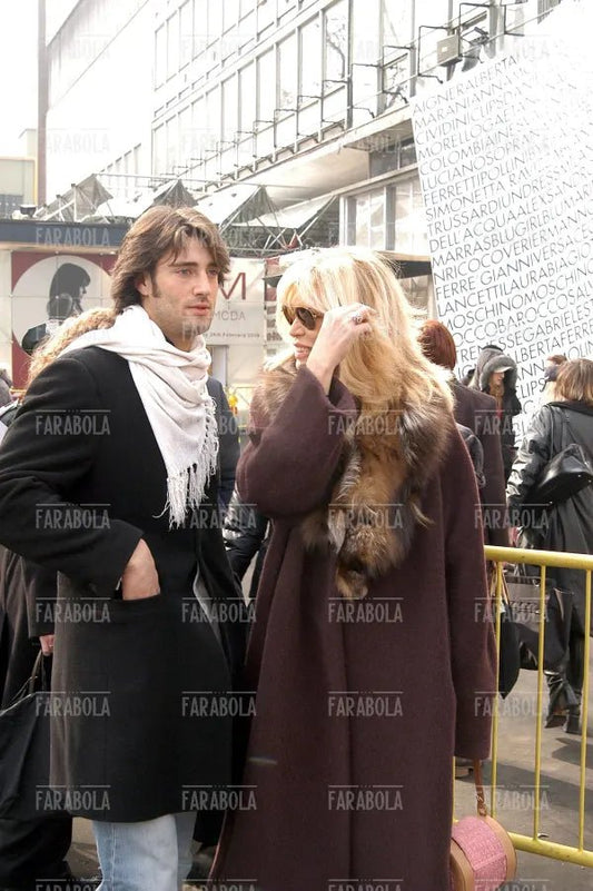 Amanda Lear con il compagno Manuel, sfilata di Gai Mattiolo, Milano, 2004 - Farabola Immagine digitale
