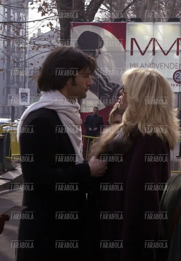 Amanda Lear con il compagno Manuel, sfilata di Gai Mattiolo, Milano, 2004 - Farabola Immagine digitale