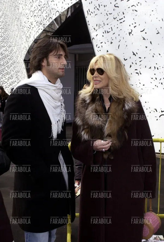 Amanda Lear con il compagno Manuel, sfilata di Gai Mattiolo, Milano, 2004 - Farabola Immagine digitale