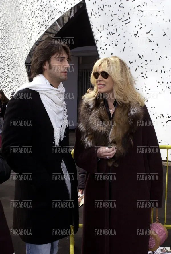 Amanda Lear con il compagno Manuel, sfilata di Gai Mattiolo, Milano, 2004 - Farabola Immagine digitale