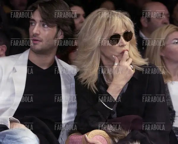 Amanda Lear con il compagno Manuel, sfilata di Gai Mattiolo, Milano, 2004 - Farabola Immagine digitale