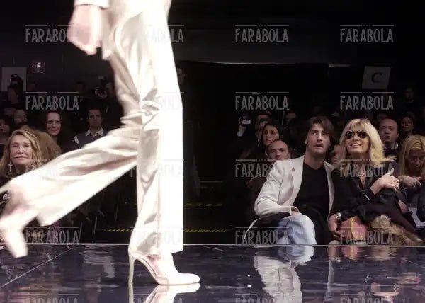 Amanda Lear con il compagno Manuel, sfilata di Gai Mattiolo, Milano, 2004 - Farabola Immagine digitale