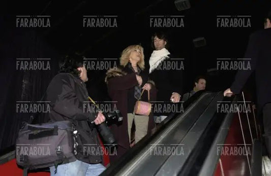 Amanda Lear con il compagno Manuel, sfilata di Gai Mattiolo, Milano, 2004 - Farabola Immagine digitale