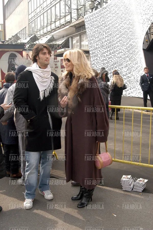 Amanda Lear con il compagno Manuel, sfilata di Gai Mattiolo, Milano, 2004 - Farabola Immagine digitale