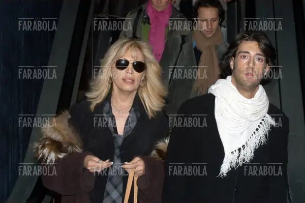 Amanda Lear con il compagno Manuel, sfilata di Gai Mattiolo, Milano, 2004 - Farabola Immagine digitale