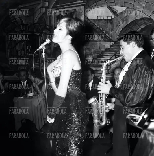 Amanda Lear si esibisce in un locale, Roma, anni 60 - Farabola Immagine digitale