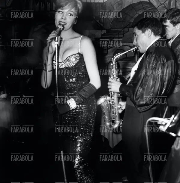Amanda Lear si esibisce in un locale, Roma, anni 60 - Farabola Immagine digitale