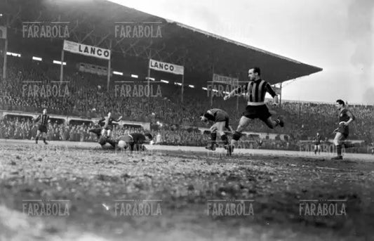 Amedeo Amadei in azione, Inter vs Genoa, 1949 - Farabola Immagine digitale