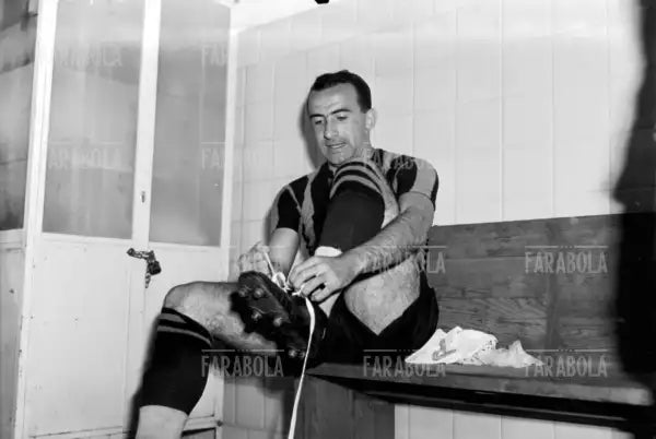 Amedeo Amadei negli spogliatoi, Inter vs Modena, 1948 - Farabola Immagine digitale