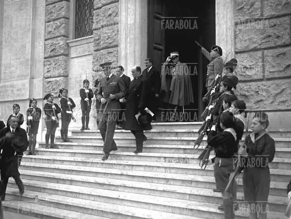Amedeo d'Aosta e Francesco Boncompagni Ludovisi alla scuola Emanuele Filiberto di Savoia, Roma, 1933 - Farabola Immagine digitale