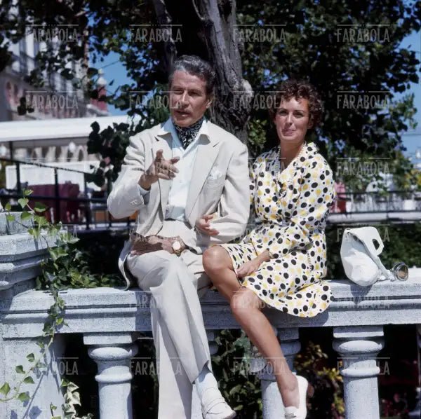 Amedeo Nazzari con la moglie Irene Genna, Festival di Venezia, anni 70 - Farabola Immagine digitale