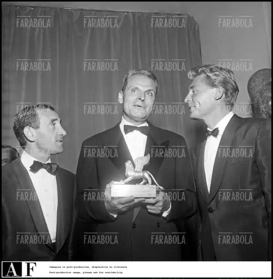 André Cayatte, Charles Aznavour e George Rivière, Festival di Venezia, 1960 - Farabola Immagine digitale