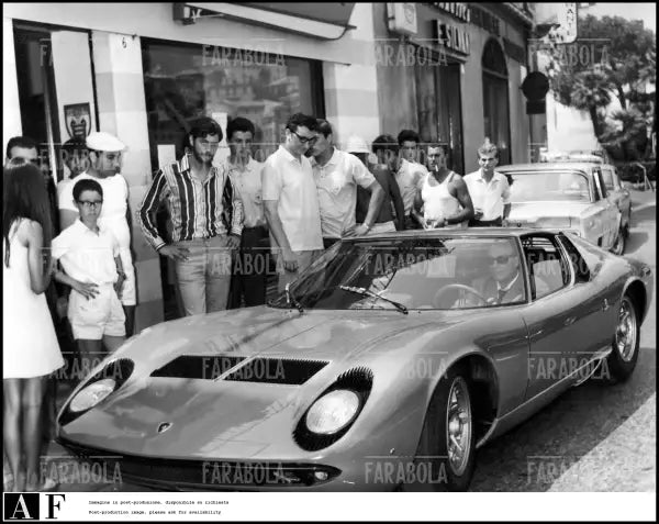 Andrea Giordana prova una Lamborghini Miura, Santa Margherita Ligure, 1967 - Farabola Immagine digitale