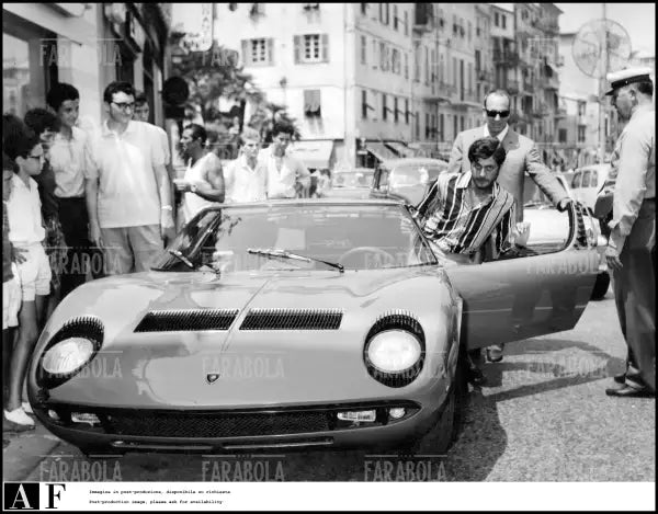 Andrea Giordana prova una Lamborghini Miura, Santa Margherita Ligure, 1967 - Farabola Immagine digitale
