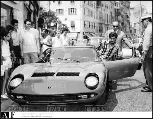 Andrea Giordana prova una Lamborghini Miura, Santa Margherita Ligure, 1967 - Farabola Immagine digitale