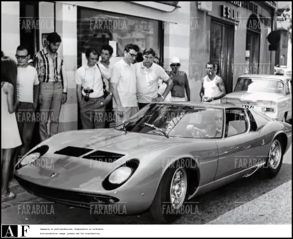 Andrea Giordana prova una Lamborghini Miura, Santa Margherita Ligure, 1967 - Farabola Immagine digitale