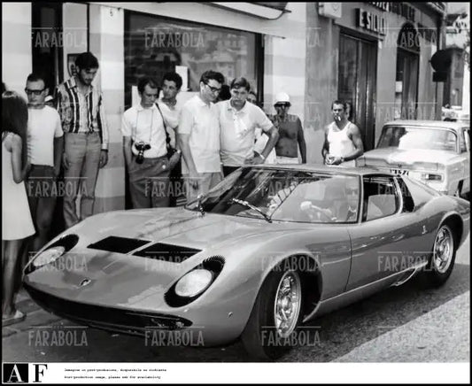 Andrea Giordana prova una Lamborghini Miura, Santa Margherita Ligure, 1967 - Farabola Immagine digitale
