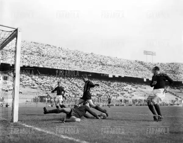 Angelillo in azione, Inter vs Bologna, 1957 - Farabola Immagine digitale