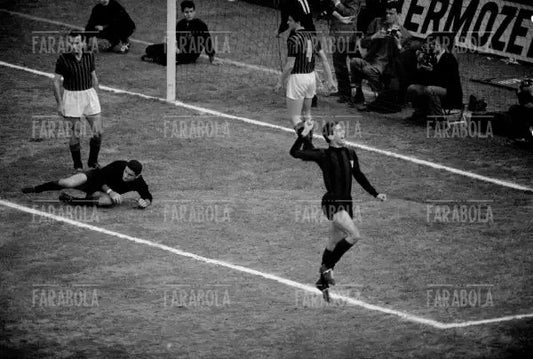 Angelo Domenghini esulta dopo il gol, Milan vs Inter, 1966 - Farabola Immagine digitale