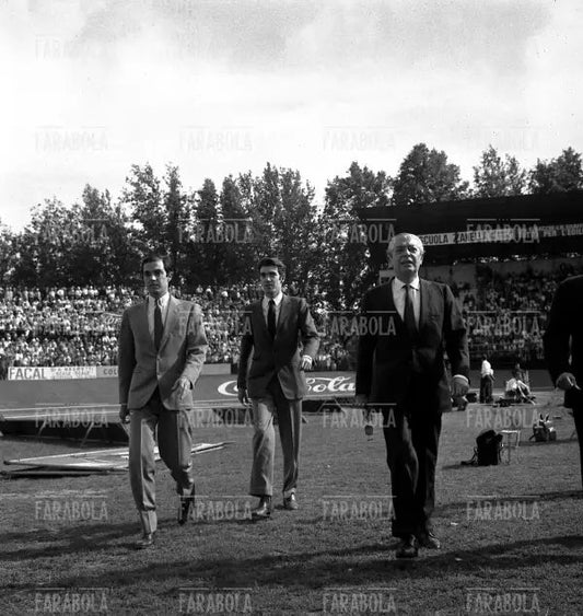 Angelo Moratti con i figli Gianmarco e Massimo, Mantova vs Inter, 1967 - Farabola Immagine digitale
