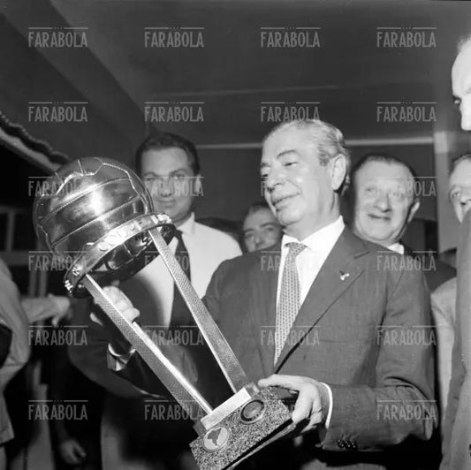 Angelo Moratti con la Coppa Intercontinentale, 1964 - Farabola Immagine digitale