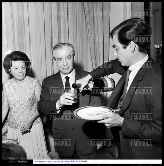 Angelo Moratti con la moglie Erminio e il figlio Gianmarco festeggia lo scudetto, Milano, 1966 - Farabola Immagine digitale