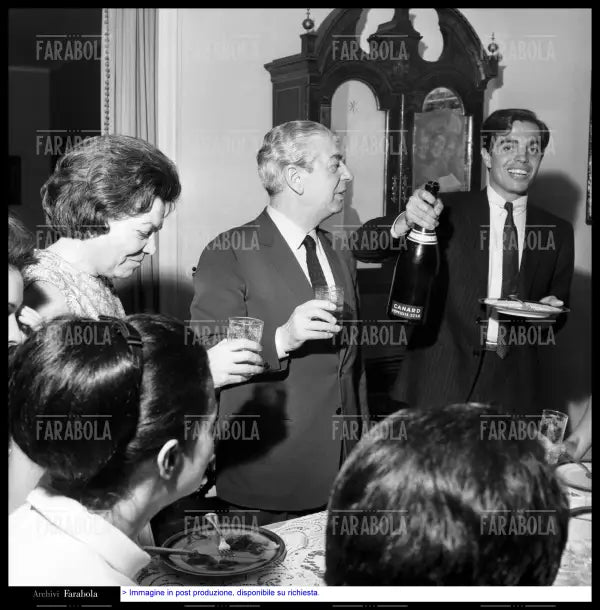 Angelo Moratti con la moglie Erminio e il figlio Gianmarco festeggia lo scudetto, Milano, 1966 - Farabola Immagine digitale