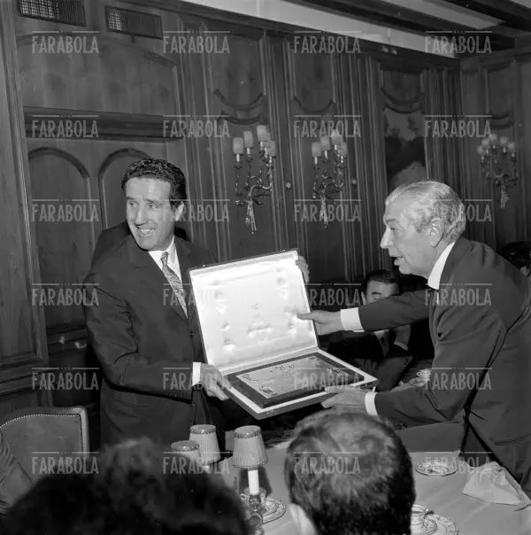 Angelo Moratti consegna un targa ad Helenio Herrera in occasione del pranzo di congedo, Milano, 1968 - Farabola Immagine digitale