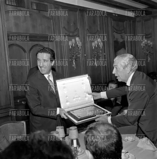Angelo Moratti consegna un targa ad Helenio Herrera in occasione del pranzo di congedo, Milano, 1968 - Farabola Immagine digitale